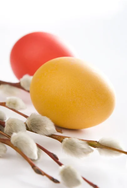 Dois ovos de Páscoa e catapés — Fotografia de Stock