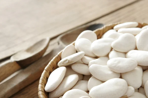 Koš plný bílých fazolí — Stock fotografie