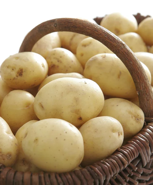 Kartoffeln im Korb — Stockfoto