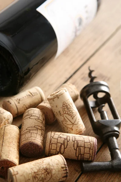 Sacacorchos junto a la botella de vino tinto —  Fotos de Stock