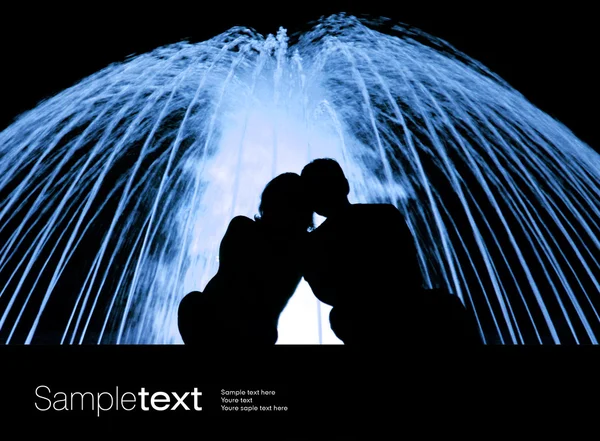 Lovers nex to the blue fountain — Stock Photo, Image