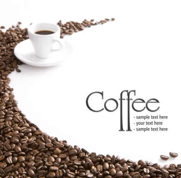 Taza de café y grano sobre fondo blanco — Foto de Stock