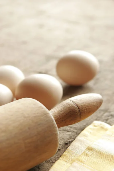 Яйця і прокатний штифт — стокове фото