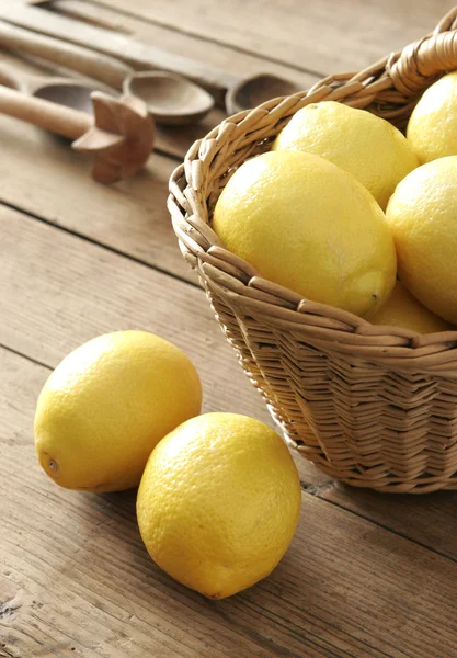 Zitrone und Korb — Stockfoto