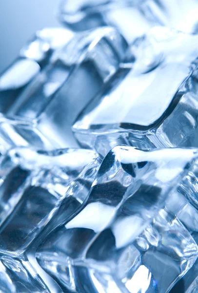 Cubi di ghiaccio in luce ambientale blu. Buono fo — Foto Stock