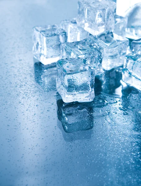 Кубики льоду в синьому навколишньому світлі . — стокове фото