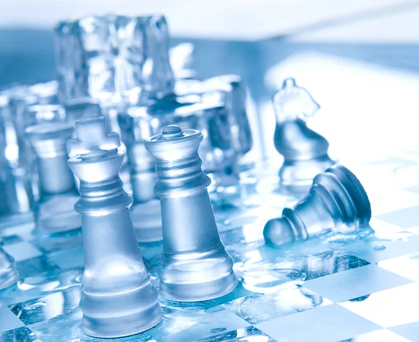 Placa de xadrez e peças em ambiente azul l — Fotografia de Stock