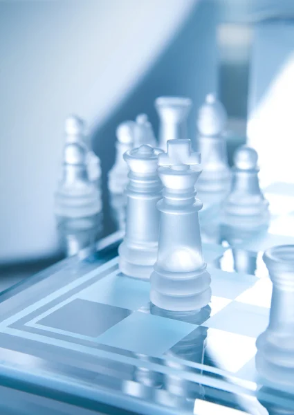 Белые прозрачные фигуры шахмат — стоковое фото