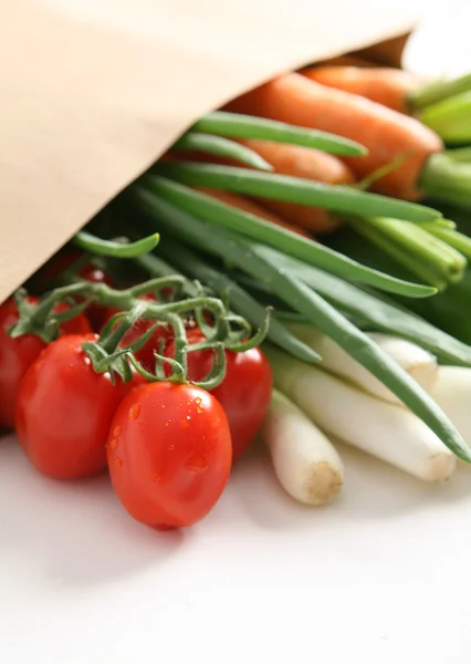 Verduras frescas en la bolsa de papel — Foto de Stock