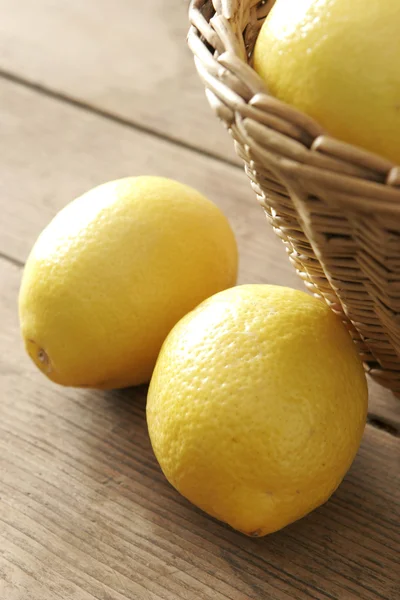 Два лимона на деревянном столе — стоковое фото