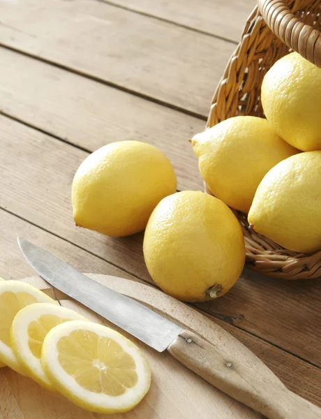 Zitronen im Korb — Stockfoto