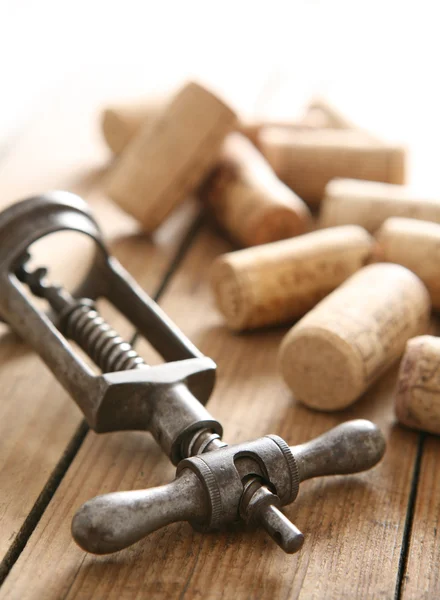 Corkscrew na mesa de madeira — Fotografia de Stock