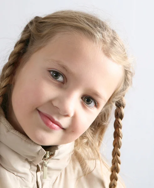 Маленька дівчинка з косами — стокове фото