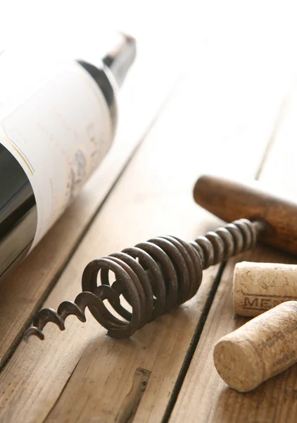 Corkscrew e garrafa de vinho tinto — Fotografia de Stock