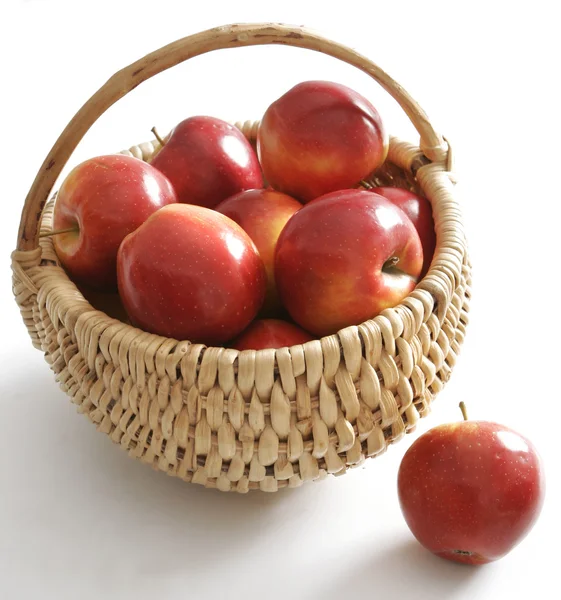 Jablka v lehké koše — Stock fotografie