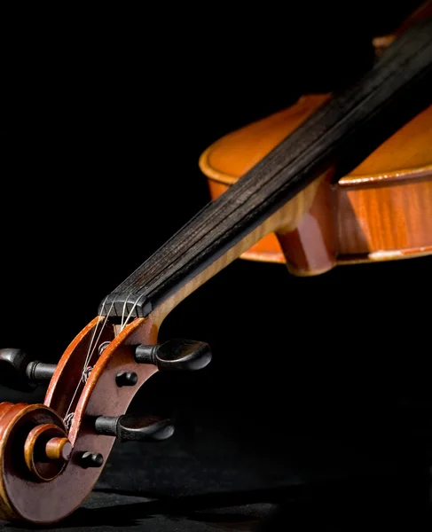 Velho violino em preto — Fotografia de Stock