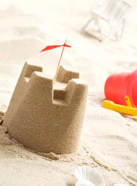 Castello di sabbia sulla spiaggia — Foto Stock