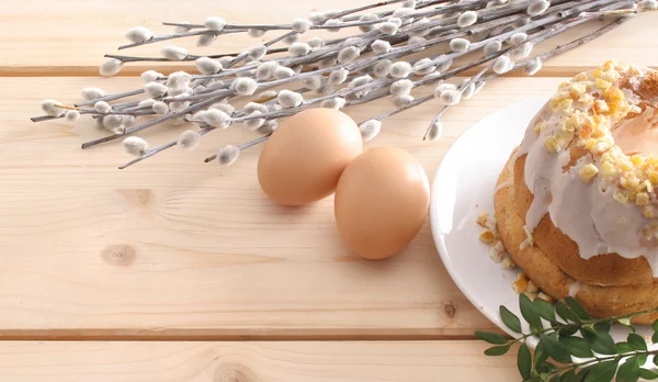 复活节蛋糕、 鸡蛋和柳絮 — 图库照片