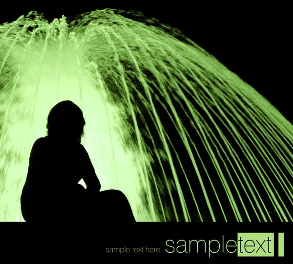 Vrouw naast de groene fontein — Stockfoto