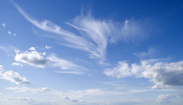 Dark blue sky and cloud — kuvapankkivalokuva