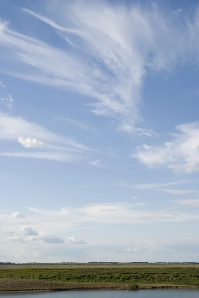 Himmel och moln och horisonten — Stockfoto