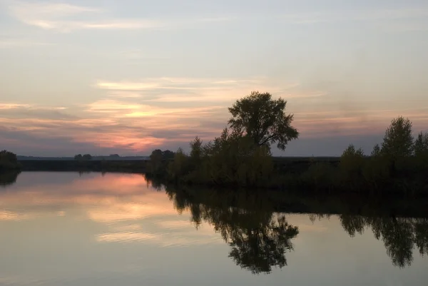 Sonnenuntergang über einem Fluss — Stockfoto