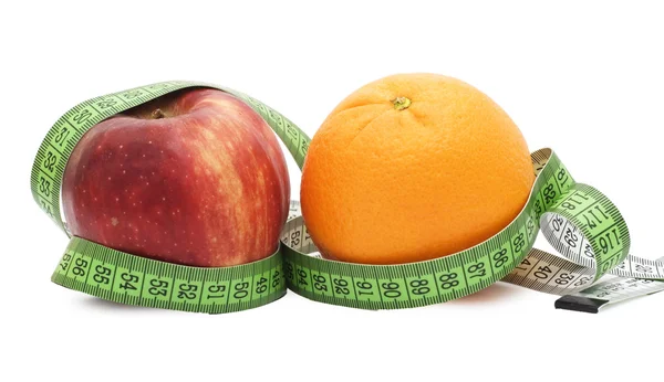 Яблоко и апельсин и мера ленты — стоковое фото