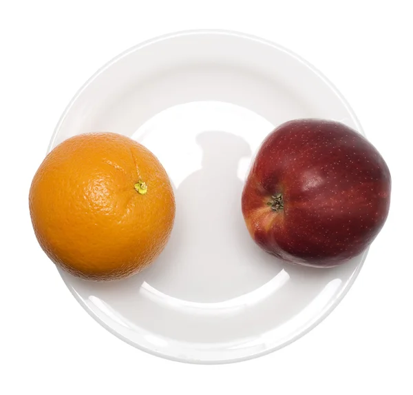 Плоды на тарелке — стоковое фото