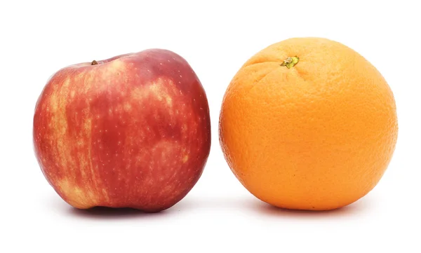 Rött äpple och apelsin — Stockfoto