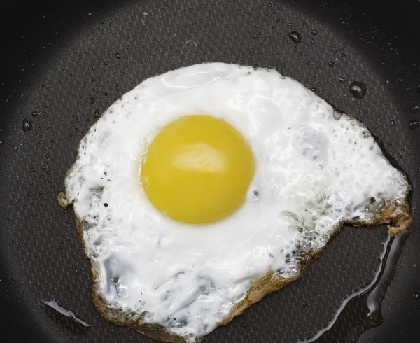 Smażone jajko na patelni — Zdjęcie stockowe