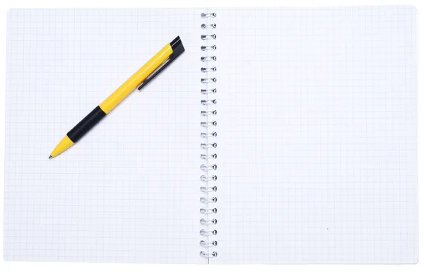Спиральная тетрадь и ручка — стоковое фото