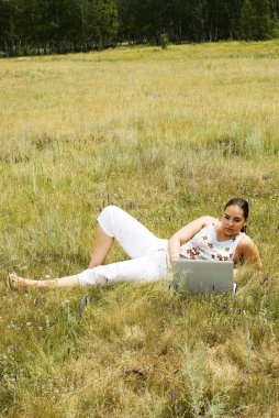 kadın laptop ile çim