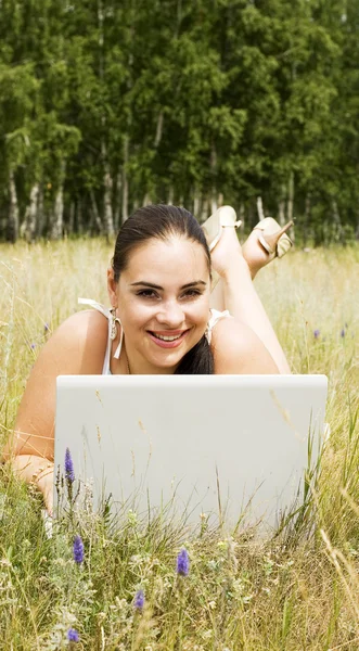 Gelukkige vrouw met laptop — Stockfoto