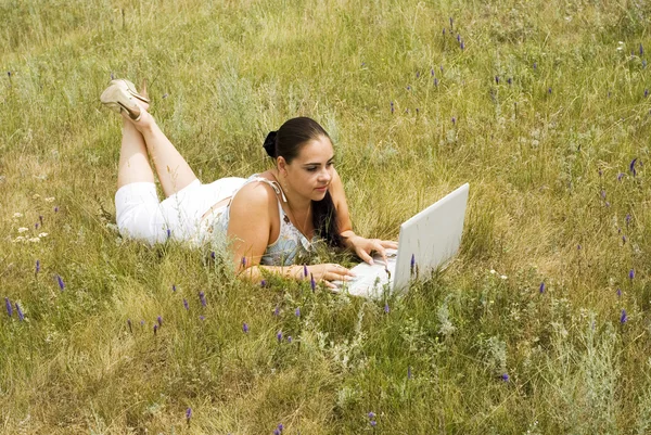 Jolie femme avec ordinateur portable — Photo