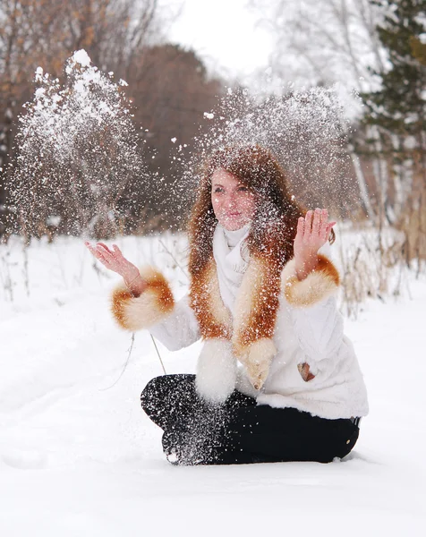 Frau mit Schnee — Stockfoto