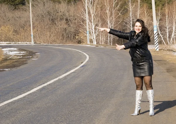 Mulher na estrada — Fotografia de Stock