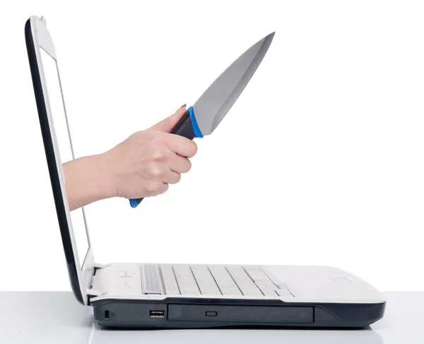 Ręki z nożem i laptopa — Zdjęcie stockowe