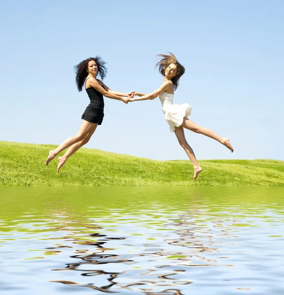 Twee vrouw springen — Stockfoto
