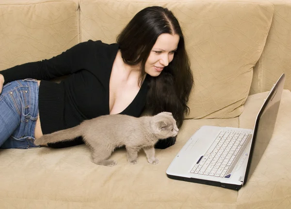 Mulher e gato — Fotografia de Stock
