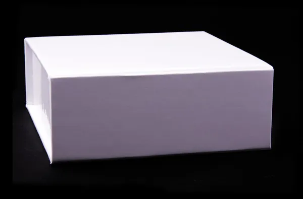 Біла коробка на чорному тлі — стокове фото