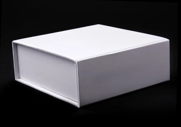 Weiße Schachtel auf schwarzem Hintergrund — Stockfoto