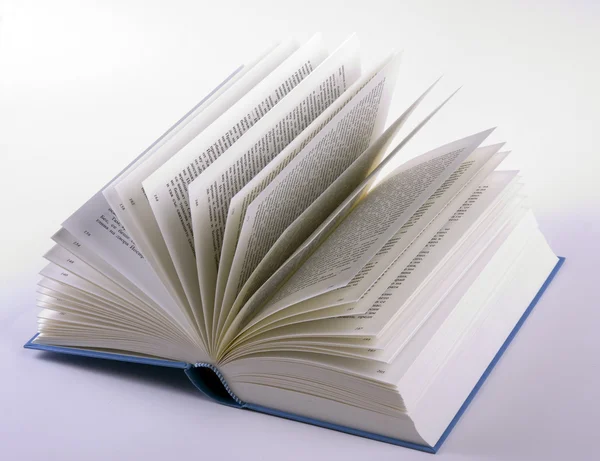 Ανοιχτό βιβλίο σε λευκό φόντο — Φωτογραφία Αρχείου