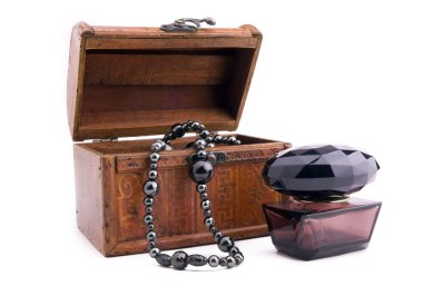 ahşap kutu, inci ve parfüm