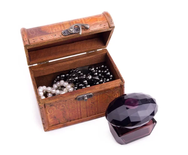 Wood box, pearls and perfume — Stock Photo, Image