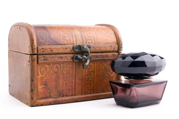 Caixa de madeira e perfume — Fotografia de Stock