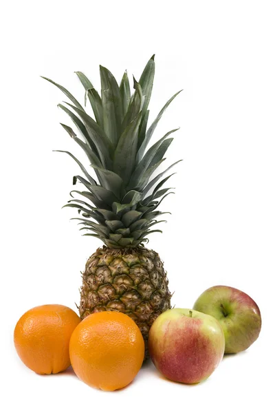Jabłka, pomarańcze i ananasem — Zdjęcie stockowe