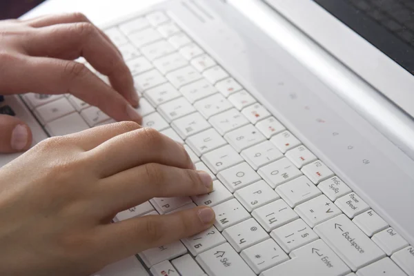 Mãos femininas em um teclado Imagens Royalty-Free