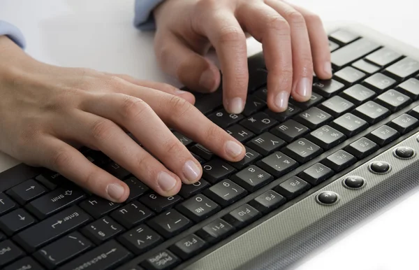 Mãos femininas em um teclado Fotografia De Stock