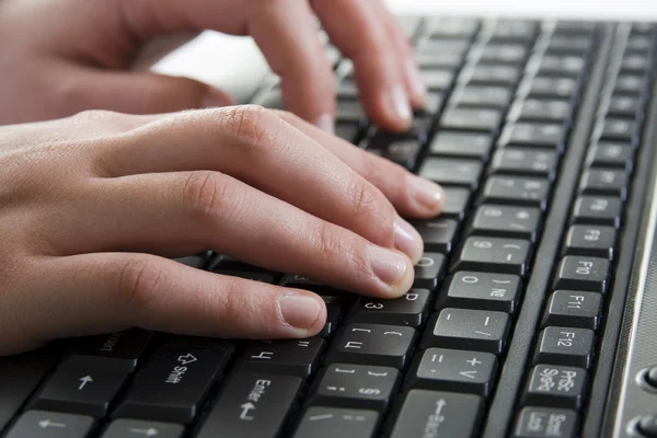 Ženské ruce na klávesnici Stock Snímky