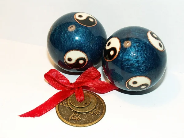 Chinese ballen en drie munten Rechtenvrije Stockafbeeldingen